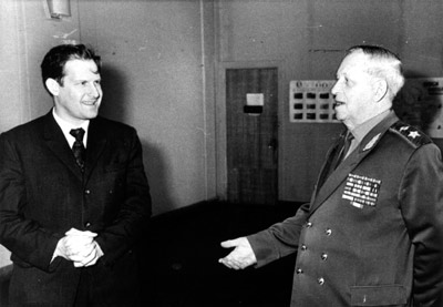 Маршал войск связи И.Т. Пересыпкин и начальник отдела НИИ-108 Ю.Н. Ерофеев. 1972 г.